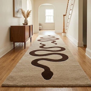 Handgetufteter Läufer, beige-dunkelbrauner Schlangenmuster-Flurteppich, moderne erdige Eingangsbereichdekoration, eklektischer Teppich mit geschwungenem Tiermuster