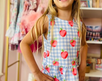 Completo scolastico da bambina con pantaloncini e fiocco coordinato a tema mela.
