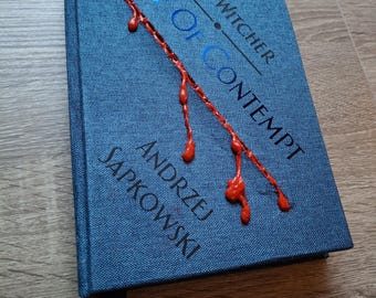 El libro 2 de The Witcher: Tiempo de desprecio - Edición especial con reencuadernación y herida de espada.
