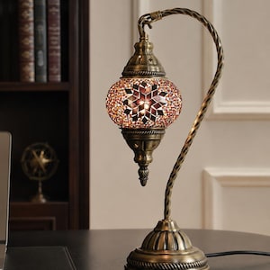 Skrivbordslampa i turkisk stil med svanmosaik, lila-röd blommig paljettglasskärm
