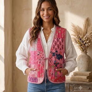 Gilet matelassé style bohème chic, Veste sans manches fleurie style vintage patchwork, Haut imprimé fleuri esprit rétro, Idée cadeau femme.