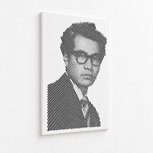 Puede incluir: Un lienzo rectangular que muestra un retrato en blanco y negro de una persona con gafas. La imagen está compuesta totalmente por líneas diagonales negras de distintos grosores sobre un fondo blanco, creando un efecto gráfico de alto contraste.
