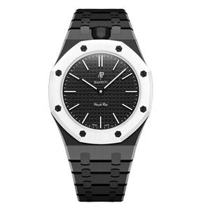 Könnte beinhalten: Eine schwarz-weiße Armbanduhr mit achteckiger Lünette und acht sichtbaren Schrauben. Das schwarze Zifferblatt hat ein Gittermuster, weiße Stundenmarkierungen sowie den Schriftzug AP, Swatch und Royal Oak. Die Uhr hat ein schwarzes Gliederarmband.