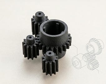 Peut inclure: Un ensemble d'engrenages imprimé en 3D noir comprenant un grand engrenage central avec un arbre cannelé interne et trois pignons plus petits. Le texte 3D-REP et COMPATIBILITÉ ASSURÉE est visible en bas avec un schéma technique.