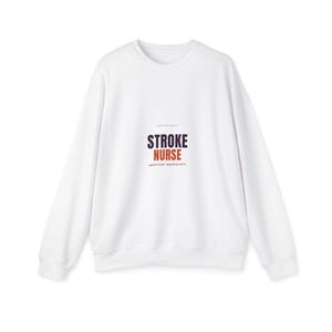 Peut inclure: Un sweat-shirt blanc à manches longues et col rond avec l'inscription STROKE NURSE en lettres violet foncé et orange, accompagnée du texte INPATIENT NEUROLOGY en noir en dessous et d'un texte pâle au-dessus du motif principal.