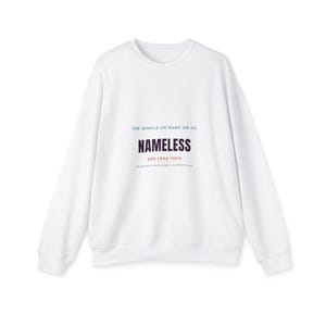 Könnte beinhalten: Ein weißes Langarm-Sweatshirt mit dem Text THE WHOLE OR RUNS ON US in Blau, NAMELESS in großen schwarzen Buchstaben und SPD LEAD TECH in Schwarz, mit kleinerem Text darunter in Orange, alles mittig auf der Brust des Kleidungsstücks.