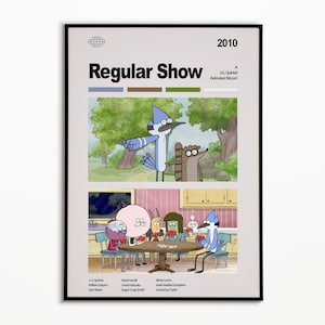 Op de afbeelding: Een ingelijste poster getiteld Regular Show, gedateerd 2010, met twee scènes uit de animatieserie. De bovenste afbeelding toont Mordecai en Rigby buiten. De onderste afbeelding toont vijf personages die kaarten aan een houten tafel in een keuken.