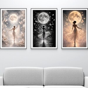 Könnte beinhalten: Drei gerahmte Wandbilder über einem grauen Sofa. Jeder Druck zeigt die Silhouette einer Person in einem fließenden Kleid unter einem großen Vollmond, umgeben von zahlreichen Schmetterlingen in sanften, ätherischen Farbpaletten.