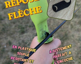 May include: A lime green archery arrow rest attached to a bow riser, featuring a black arrow shaft resting on the support. The image includes text reading REPOSE FLÈCHE, EN PLASTIQUE SOUPLE RESISTANT ET DURABLE, and AJUSTEMENT PARFAIT A L'ENCOCHE.