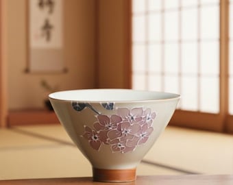 Handgeschilderde keramische theekop met hortensia, theekopje onderglazuur, beker bamboehoed, handgemaakte aardewerken mok, theekopje Japanse stijl