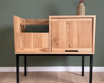 Meuble en chêne pour platine vinyle et disques vinyles avec portes dissimulées.