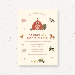 Pode incluir: Um convite cor de creme com um celeiro vermelho, animais de quinta como porco, vaca, galinha, cavalo, ovelha, pato e um trator verde. O texto diz: COCK-A-DOODLE-DOO! IT'S MASON'S 3RD BARNYARD BASH! JOIN US FOR A FARM-FILLED CELEBRATION!