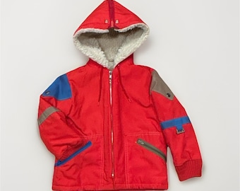Jaqueta infantil vintage Weather Tamer com capuz e blocos de cores, vermelha e transparente.