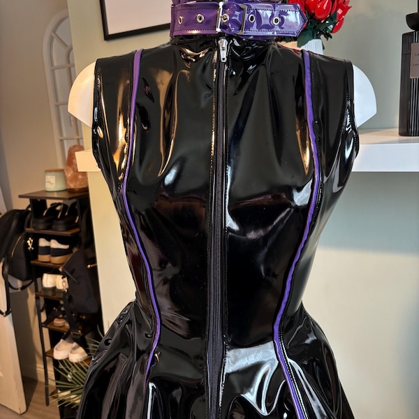 Vestido skater de PVC negro y morado con cuello de hebilla