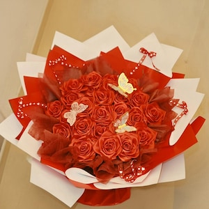 25 rote Satinrosen mit Schmetterlingen, handgefertigter Kunstblumenstrauß, romantisches Geschenk für sie, Jahrestag, Valentinstagsdekoration