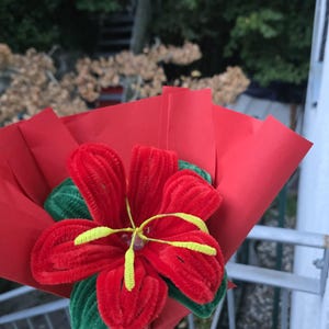 Handgefertigter roter Blumenstrauß, künstlicher roter Lilienstrauß, einzigartiges romantisches Geschenk, rotes Blumenarrangement, Jahrestagsgeschenk, handgefertigte Wohndekoration