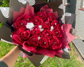 Boeket rode satijnen rozen met kristallen details, romantisch Valentijnsdagcadeau, handgemaakt boeket kunstbloemen, jubileumcadeau voor haar