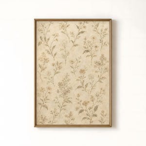 Könnte beinhalten: Ein rechteckiger Wandkunstdruck mit einem sich wiederholenden Muster aus zarten Wildblumen und Blättern in gedeckten Braun-, Beige- und sanften Grüntönen auf einem strukturierten cremefarbenen Hintergrund, eingefasst in einen dünnen, goldfarbenen Rahmen.