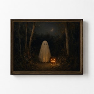 Könnte beinhalten: Ein gerahmter Wandkunstdruck, der einen weißen Geist in einem dunklen Wald bei Nacht neben einem leuchtenden orangefarbenen Kürbis zeigt. Eine Mondsichel ist am dunklen Himmel über den Bäumen zu sehen, der Rahmen ist aus dunklem Holz.