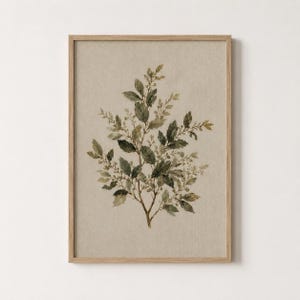 Könnte beinhalten: Ein gerahmter Kunstdruck mit einer botanischen Illustration eines belaubten Zweigs mit dunkelgrünen Blättern und kleinen Beeren. Das Kunstwerk ist auf einem strukturierten, hellbeigen Hintergrund zentriert und in einem schlichten hellen Holzrahmen.