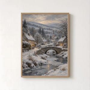 Könnte beinhalten: Ein gerahmter vertikaler Wandkunstdruck, der eine Winterlandschaft mit Steinhäusern, einer steinernen Bogenbrücke über einen Bach und schneebedeckten Bäumen zeigt. Die Szene bietet ein sanftes goldenes Licht aus den Fenstern unter einem bewölkten Himmel.