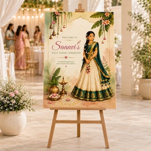 Può includere: Un cartello di benvenuto rettangolare su un cavalletto in legno con l'illustrazione di una persona in lehenga verde e crema, con il testo Welcome to Saanvi's Half Saree Ceremony, campane appese, una lampada in ottone e decorazioni floreali.