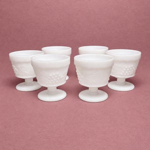 Conjunto de 6 taças de vidro leitoso Vintage Harvest Grape | Taças de água de 18 cm com pedestal branco