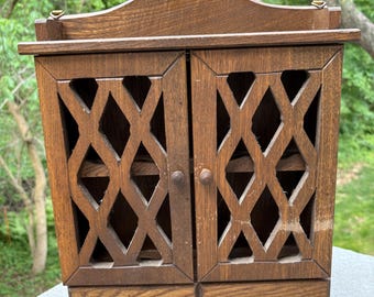 Especiero de madera vintage para colgar en la pared, con puertas de celosía y cajón.