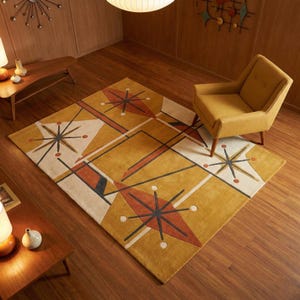 Può includere: Un tappeto rettangolare con sfondo giallo senape e motivi geometrici in crema, arancione bruciato e grigio antracite scuro. Il design presenta motivi a stella stilizzati, linee sottili che si intersecano e forme a rombo sulla superficie.