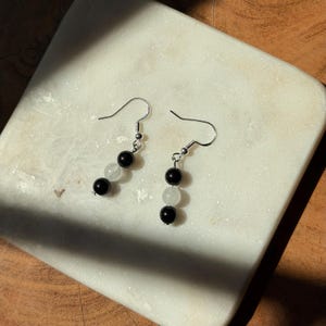 Orecchini pendenti a strati con perline – Texture naturale in bianco e nero