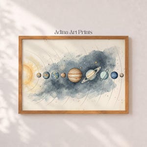 Puede incluir: Una lámina artística horizontal en un marco de madera con una ilustración en acuarela del sistema solar. El sol está a la izquierda, seguido por los planetas en órbita sobre un fondo de nebulosa azul oscuro estrellado. El texto Adina Art Prints es visible.
