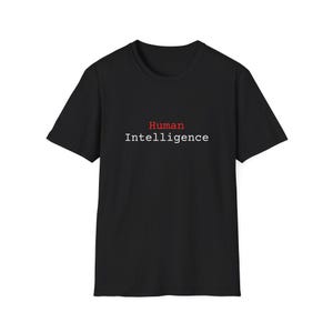 Può includere: Una t-shirt nera a maniche corte con la scritta Human in rosso e Intelligence in bianco centrata sul petto. Il capo presenta un classico girocollo e un orlo dritto, realizzato in un tessuto nero a tinta unita dal design pulito ed essenziale.