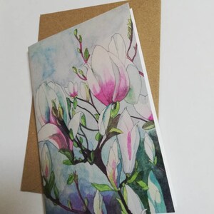 Tarjeta de felicitación en blanco con pintura de acuarela de magnolias, pintura de magnolias, tarjeta de magnolias, magnolias rosas, tarjeta de arte de magnolias en blanco, tarjetas de magnolias.