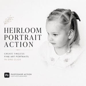 Può includere: Un grafico digitale in bianco e nero che mostra il ritratto di un bambino piccolo con le codine. Il testo recita HEIRLOOM PORTRAIT ACTION, CREATE TIMELESS FINE ART PORTRAITS IN ONE CLICK e PHOTOSHOP ACTION FOR PHOTOGRAPHERS con un'icona Ps.