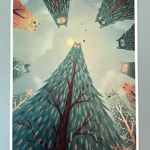 Peut inclure: Une impression d'art rectangulaire montrant un grand sapin central surmonté d'une tête de chat, entouré de plusieurs autres têtes de chats émergeant du ciel et des arbres environnants dans des tons vert, orange et brun, avec signature et 1/20.
