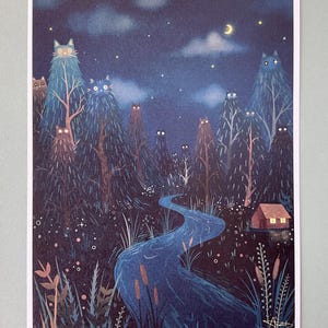 Peut inclure: Une impression d'art rectangulaire représentant un paysage nocturne bleu foncé avec une rivière sinueuse, une petite cabane aux fenêtres éclairées et de grands pins en forme de chats aux yeux brillants. La scène inclut un ciel étoilé, un croissant de lune et des massettes.