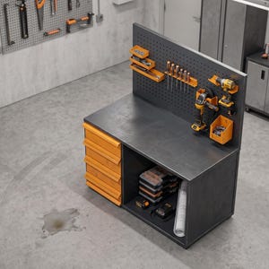 Puede incluir: Un banco de trabajo de metal gris oscuro con un panel perforado vertical que incluye cajas de almacenamiento naranjas, soportes para herramientas y herramientas eléctricas. La unidad tiene cuatro cajones naranjas y un estante abierto.