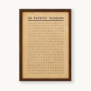以下が含まれることがあります： 「50 POTTY WORDS」というタイトルのワードサーチパズルが描かれた額装済みのウォールアートプリント。プリントは、古びた羊皮紙風の明るい茶色の背景に黒い文字が印刷されています。フレームはダークブラウンの木製で、シンプルな長方形のデザインです。