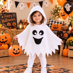Peut inclure: Un poncho fantôme en crochet blanc avec une capuche et un visage en crochet noir composé de deux yeux circulaires et d'une large bouche souriante. Le poncho présente un ourlet dentelé et est porté sur un pantalon et des chaussures blancs.