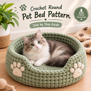 Può includere: Una cuccia rotonda per animali all'uncinetto color verde salvia con dettagli a forma di zampa color crema sul davanti. Il testo recita Crochet Round Pet Bed Pattern, Step by Step Guide e Digital Download. Un gatto soffice riposa dentro.