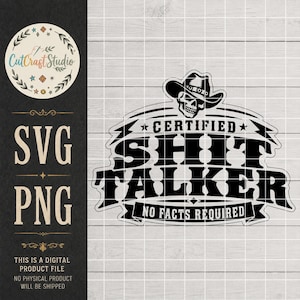Könnte beinhalten: Ein schwarzes Grafikdesign mit einem Totenkopf, der einen Cowboyhut trägt, über dem Text CERTIFIED SHIT TALKER und NO FACTS REQUIRED. Das Design enthält dekorative Banner und Sterne und wird als digitale Datei mit SVG- und PNG-Beschriftung präsentiert.