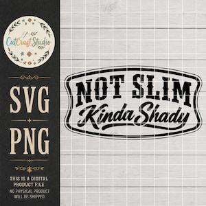Op de afbeelding: Een digitaal grafisch ontwerp met de zwarte tekst NOT SLIM Kinda Shady ingesloten in een zwart omlijnd rechthoekig kader met afgeronde hoeken. Het ontwerp wordt weergegeven tegen een witte houtnerfachtergrond met een rasteroverlay.