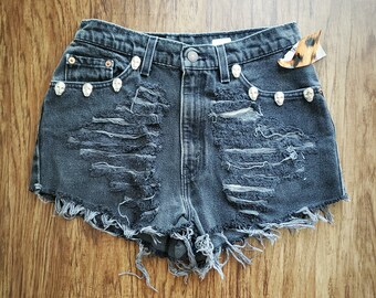 Schwarze beschlagene Skelett Nieten Shorts LEVIS