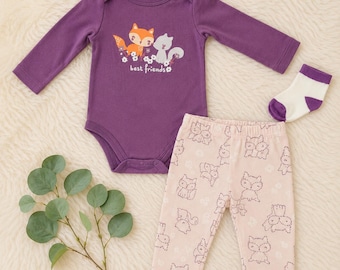 Set de 3 piezas para bebés ,body de manga larga ,pantalón y medias.