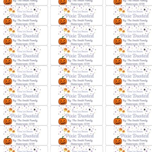 Può includere: Un foglio di adesivi rettangolari a tema Halloween con una zucca, caramelle a forma di mais e un ragno. Il testo recita: You've been Pixie Dusted, By: The Smith Family, Stateroom: 1234. Il design include puntini viola e arancioni.