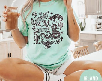 Camiseta Comfort Colors con estampado de coyote y serpiente del desierto, estilo suroeste.