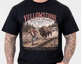 Camiseta de Yellowstone Wildlife Advisory: Bisonte, géiser, paseo marítimo.