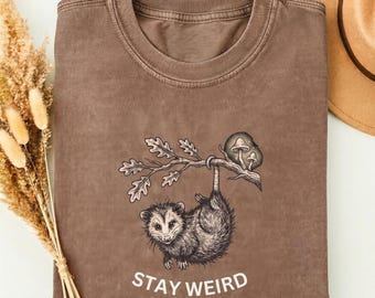 Camiseta Stay Weird Opossum, Camiseta Comfort Colors® Nature, Camiseta divertida de animales del bosque, Regalo para amantes de las setas, Camiseta Cottagecore