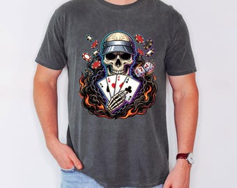 Camiseta de póker con calavera, camiseta gráfica de casino con esqueleto, ropa gótica para apostadores.