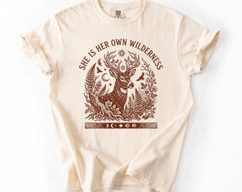 Camiseta con estampado de ciervo salvaje "Ella es su propia naturaleza salvaje", camiseta con estampado botánico de la naturaleza.